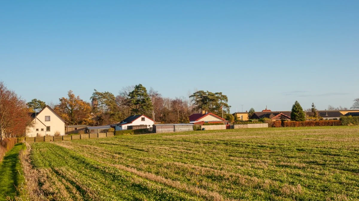 Den miljøøkonomiske vismand Lars Gårn Hansen har for nylig udtalt, at en CO2-afgift på landbruget vil koste arbejdspladser i landdistrikterne. Hertil estimeres det, at cirka 10-12.000 arbejdspladser vil rykke fra land og by. Set i lyset af dette er bekymringerne i landdistrikterne derfor reel. 