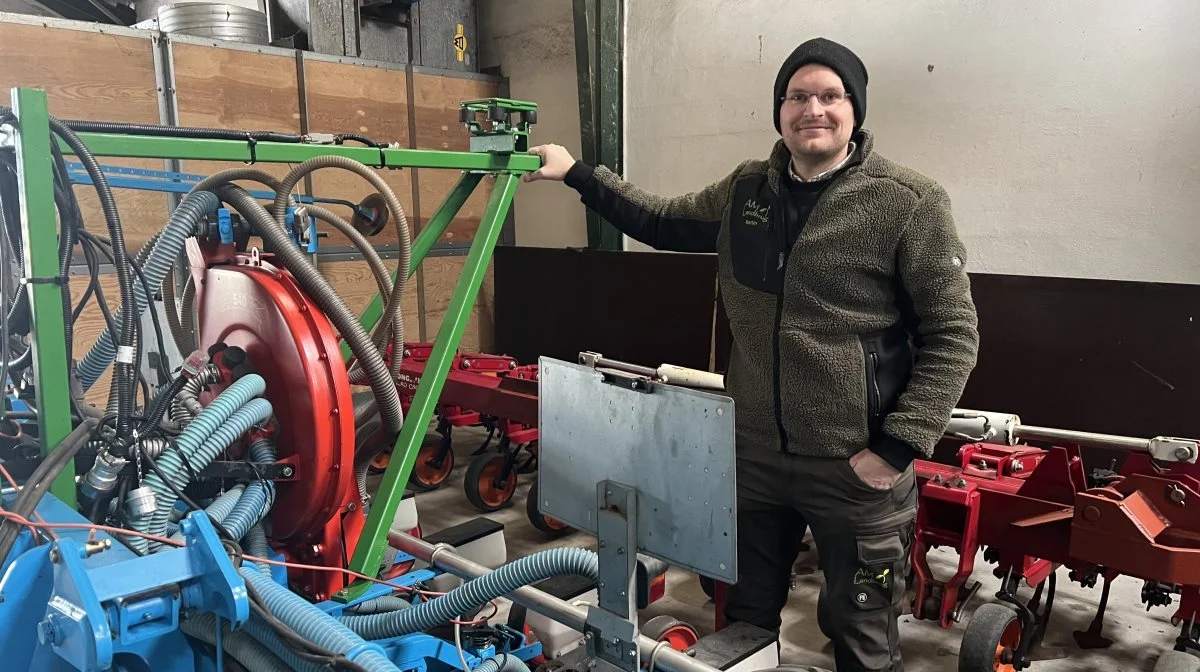 For at sikre en mere præcis rækkesprøjtning har Martin Lyder Andersen selv udbygget sin enkornssåmaskine med en passiv GPS-enhed, som monteres på det grønne stativ. Foto: Tina Bjerregaard