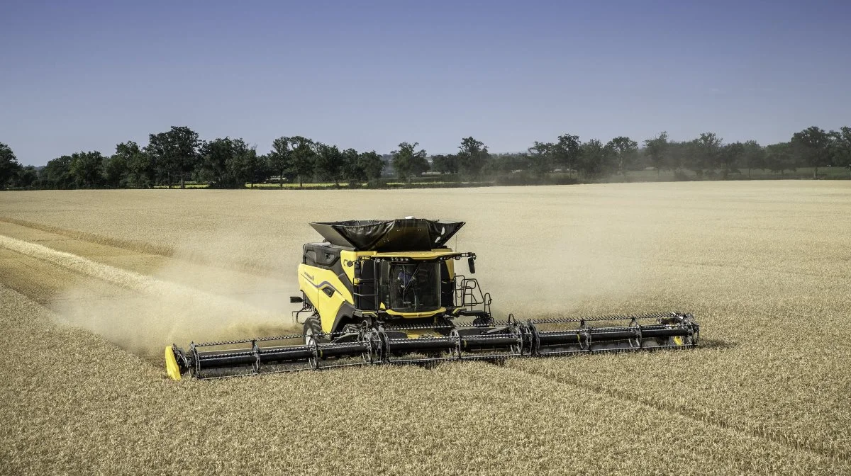 Den nye New Holland CR11-mejetærsker er klar til at blive præsenteret i Danmark ved en række markdemonstrationer til den kommende høstsæson. Planlægningen er i fuld gang af de to tærskere, som Danmark får stillet til rådighed. Begge maskiner vil være udstyret med 50-fods MacDon Flex-skærebord og med pickup for at kunne demonstrere CR11'eren i et bredt udvalg af afgrøder. Foto: New Holland