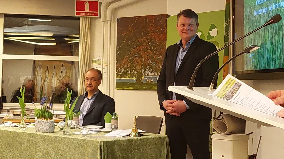 Formand i LHN, Christian Kock,(stående i forgrunden), og forretningschef Poul Erik Hedegaard, i forbindelse med generalforsamlingen, der blev holdt i egne lokaler på centeret i Tinglev. Foto: John Ankersen