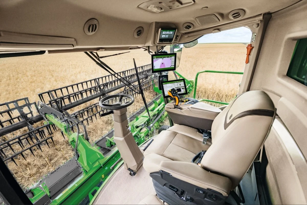 Kabinedesign og indretning kommer fra John Deere X9 - og de overordnede linjer på resten af mejetærskeren leder naturligt nok også tankerne i den retning.