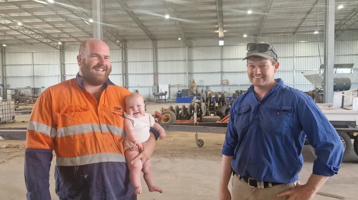 - For de der vil arbejde hårdt, er der store muligheder her i Australien, lyder det fra danske Christian Trojel (th) - selv landmand og maskinstationsejer. Han er enig med Kaidan Boyd, som på kort tid har banket en maskinfabrik op.