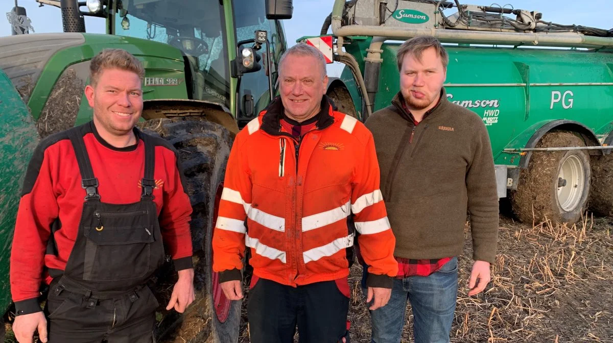 Birger Niemann, indehaver af Niemanns Maskinstation A/S, er omgivet af de to ansatte, der nu kaster sig ud som selvstændige, Jonas Wallin (tv) og Emil Degn Jensen. Foto: Jesper Hallgren