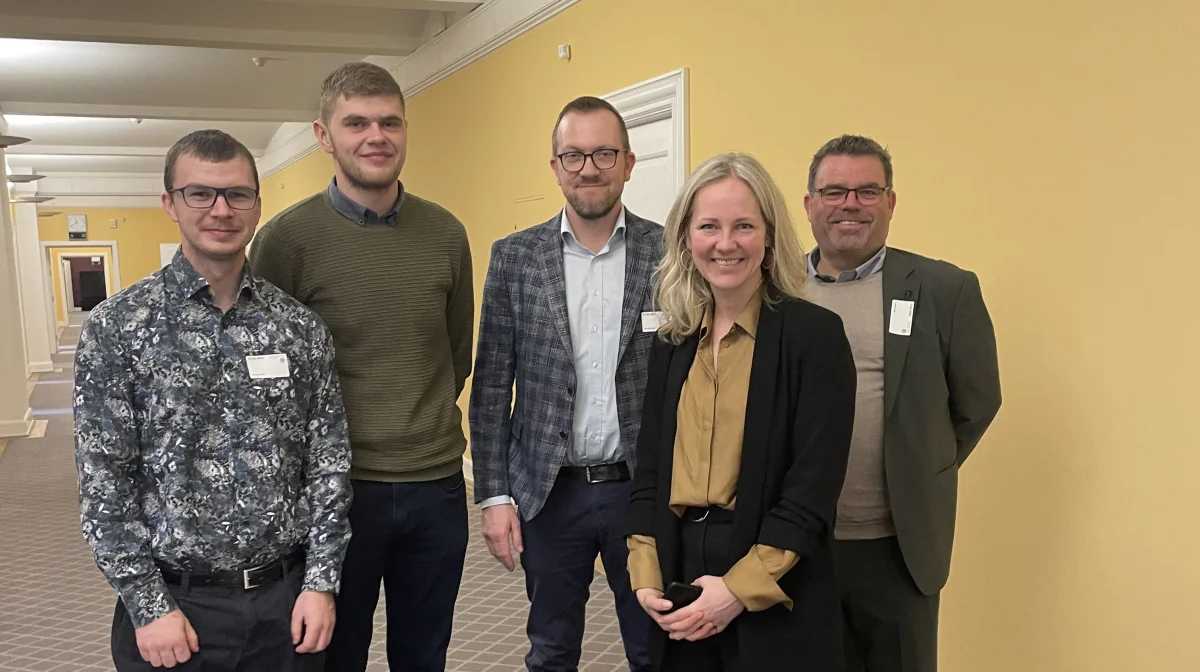 Sebastian Andersen (tv) og Morten Suhr Pilemand Hansen, begge agrarøkonomer mødtes sammen med Mads West (midt) og Torben Povlsen (th) fra L&F Centrovice med socialdemokratiets fødevare- og landbrugsordfører, Ida Auken. Fotos: Kommpress