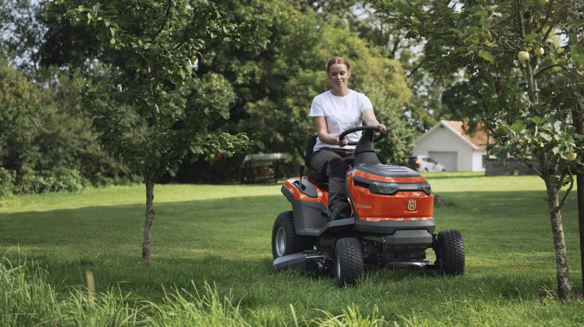 Husqvarnas første batteridreven havetraktor med kapacitet til en times arbejde. Pressefoto