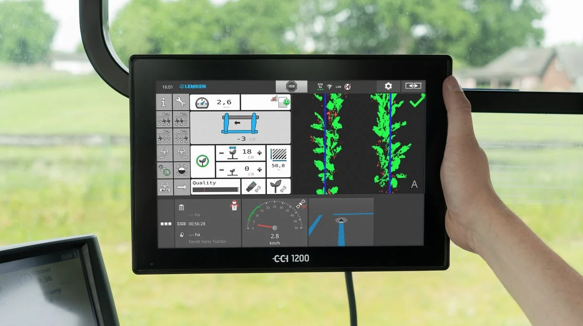 Isobus-terminalen kan være traktorens egen, eller hvis man køber den med sin nye radrenser, en CCI 800 eller som her CCI 1200. Foto: Lemken
