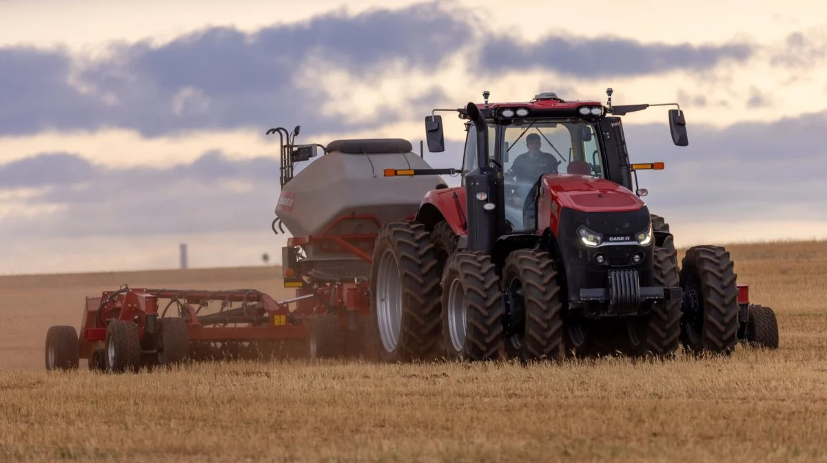 Med Case IH Magnum 405 er der en ny topmodel i Magnum-serien. Her er i sit naturlige habitat på store marker i hjemlandet. Foto: Case IH