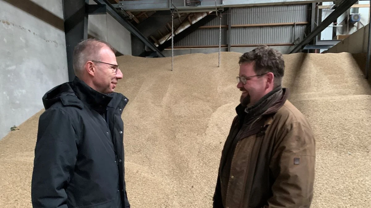 Sukup Europes konsulent på Sjælland, Carsten Christensen (tv), glæder sig naturligvis over, at Jens Karlshøj (th) udtrykker stor tilfredshed med Sukup Europes nye omrører for plantørringsanlæg, Maxi-Stirrer, som løser mange udfordringer med våde afgrøder. Foto: Jesper Hallgren