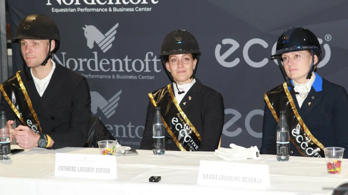 Fra venstre Daniel Bachmann Andersen, Cathrine Laudrup-Dufour og Nanna Skodborg Merrald. Henholdsvis nummer to, et og tre i ECCO five dressage fredag eftermiddag. Foto: Henriette Lemvig