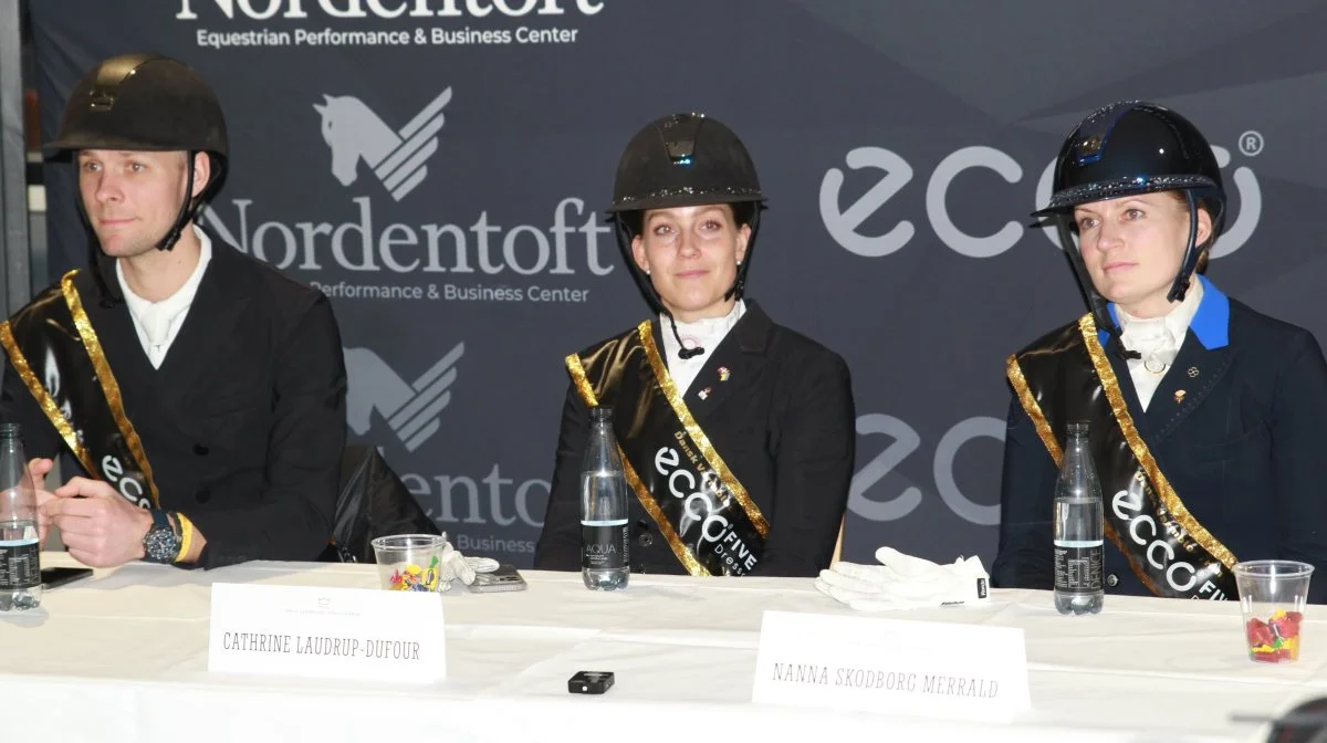 Fra venstre Daniel Bachmann Andersen, Cathrine Laudrup-Dufour og Nanna Skodborg Merrald. Henholdsvis nummer to, et og tre i ECCO five dressage fredag eftermiddag. Foto: Henriette Lemvig