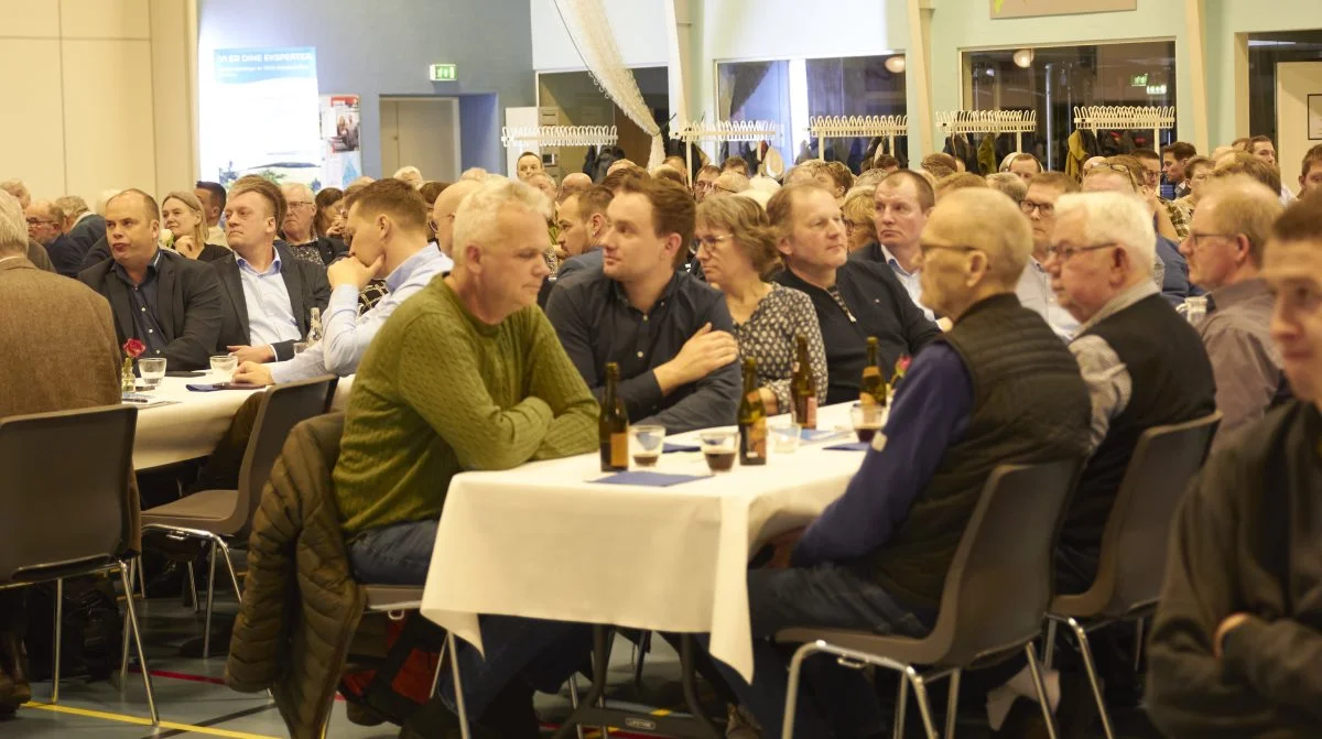 230 mennesker var mødt op til generalforsamling ved Fjordland.