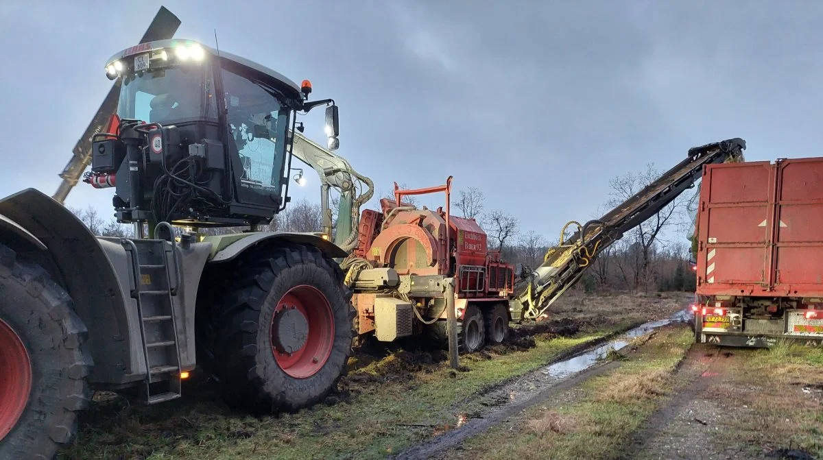 Det går hurtigt, når den store Claas Xerion med Eschlböck-flishuggeren er i gang. På få minutter fyldes en container, der typisk er på 42–48 rummeter. Foto: John Ankersen