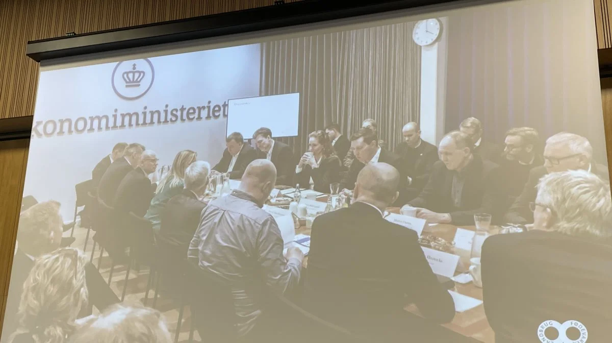 - I de igangværende trepartsforhandlinger (billedet), der omhandler landbruget, er der ikke tale om ligestilling. De fleste omkring bordet kommer fra byerhverv – kun en fra landbruget, og Bæredygtigt Landbrug, der repræsenterer halvdelen af landbrugsjorden, er udelukket fra trepartsforhandlinger, påpeger Peter Rosendal, der er bestyrelsesmedlem i Bæredygtigt Landbrug. Arkivfoto