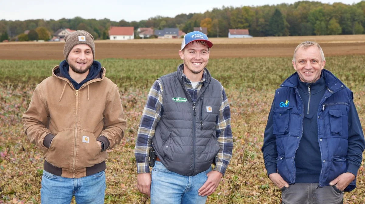 Til højre står Olivier Matthey sammen med sine to sønner Antonin (tv.) og Valentin (mf). Sammen driver de maskinstation med udspredning af kalk. Fotos: Ndhtxtfoto.dk
