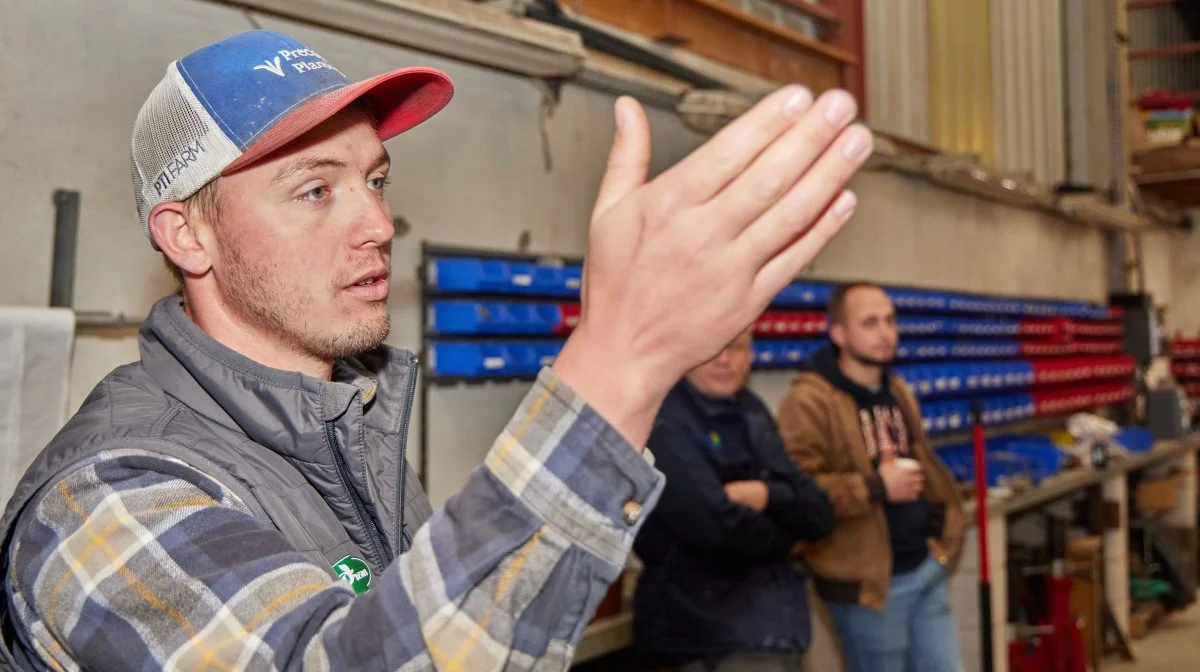 Valentin Matthey driver selv sine 300 hektar og passer yderligere 180 hektar for en landmand. Begge steder praktiseres conservation agriculture af flere gode grunde som f.eks. mindre arbejdspres.