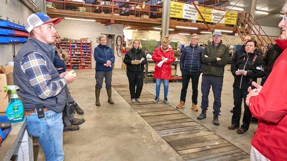 Deltagerne fra Norge og Danmark i studieturen til Frankrig og Schweiz noterede ivrigt, mens Valentin Matthey fortalte om sine erfaringer med Conservation Agriculture.