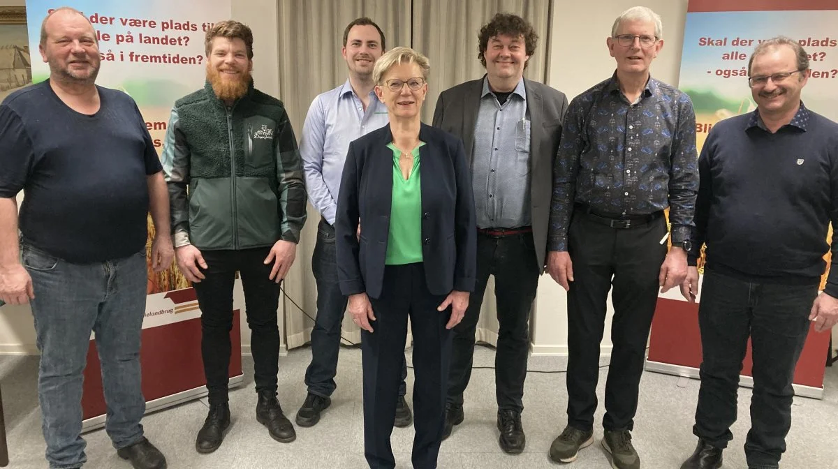 Den nyvalgte bestyrelse i Fyns Familielandbrug. Fra venstre Henrik Drud, Mikkel Dreyer, Jannik Iversen, Allan Mortensen, Egon Andreasen og Arne Vad. I front Merete Hjorth Pedersen. Ib W. Jensen og Jesper Langfeldt er fraværende på billedet. Foto: Vinni Hansen, LRS
