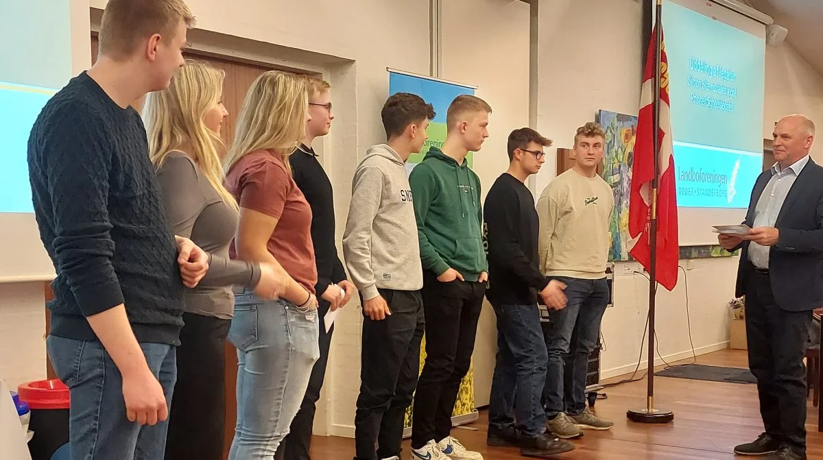 I forbindelse med generalforsamlingen i Landboforeningen Odder-Skanderborg, var der hæder og legater til flere forskellige. Hér en gruppe unge, der hver fik 1.500 kroner fra Simon Stavnsballes legat. Foto: John Ankersen