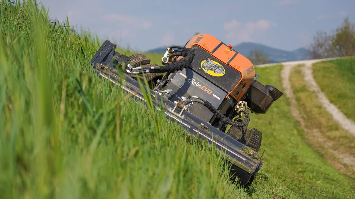 Energreen RoboEVO - den ene af de seks Energreen modeller - er en multifunktionel terrænklipper, der kan arbejde under meget krævende forhold. Designet giver den et optimal vægt/effektforhold, så den kan klare opgaver på skråninger med 55° hældning. Pressefoto MI