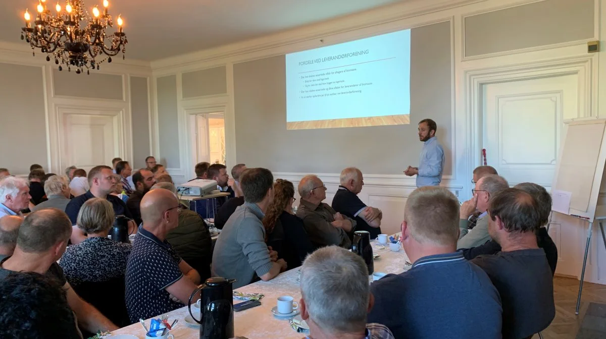 Blandt landmændene er der stor interesse for det kommende biogasanlæg, men Kasper Jeppesen (stående) må konstatere, at luften fra naboerne omvendt er kold. Foto: Jesper Hallgren 