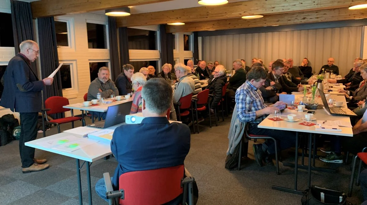 Omkring 50 LASJ-medlemmer var med, da Ole Karmsteen aflagde beretning på foreningens første generalforsamling. Midt i billedet (med ryggen til) er det dirigent Martin Hansen. Foto: Jesper Hallgren