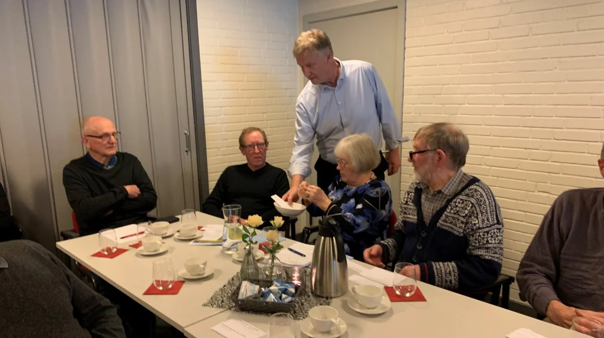 Administrationschef for LASJ Regnskab & Rådgivning, Jan Staunsbjerg, fungerede som stemmetæller på mødet, og han var flere gange rundt for at samle stemmesedler ind. Foto: Jesper Hallgren