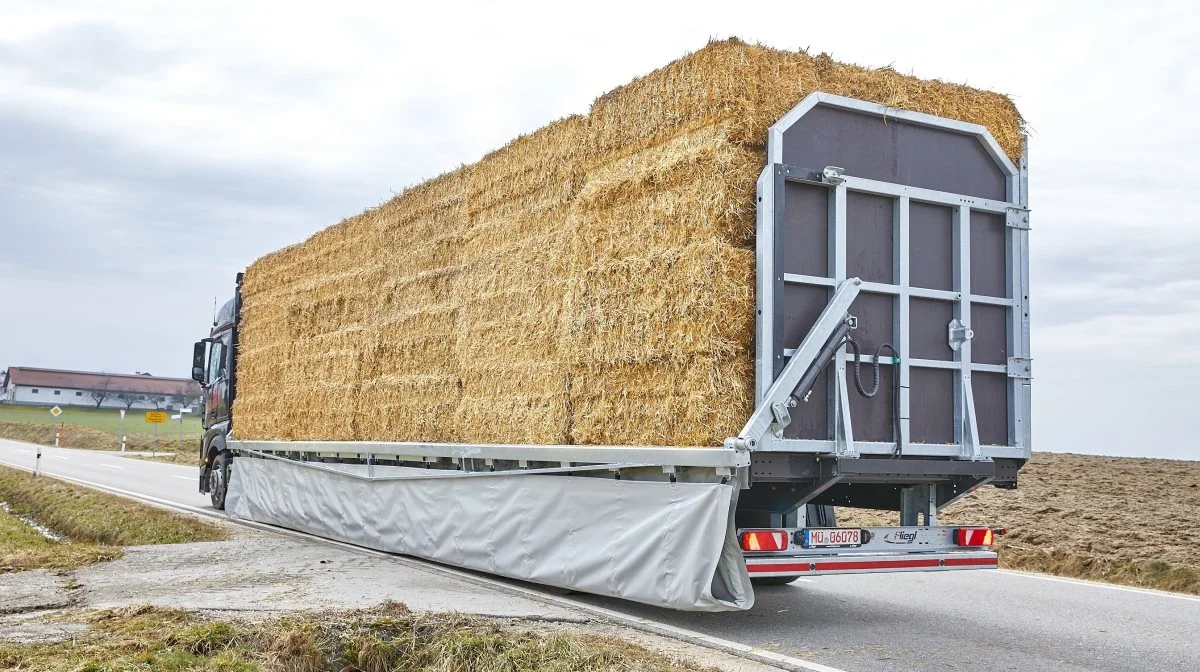 Ny Fliegl-sættevogn imødeser lastbilernes stigende indtog i landbruget. Sættevognen har en lastekapacitet på 29.000 kg og en lodret kapacitet på 11.000 kg. Sættevognens brostørrelse er på 13 gange 2,48 meter. Foto: Fliegl