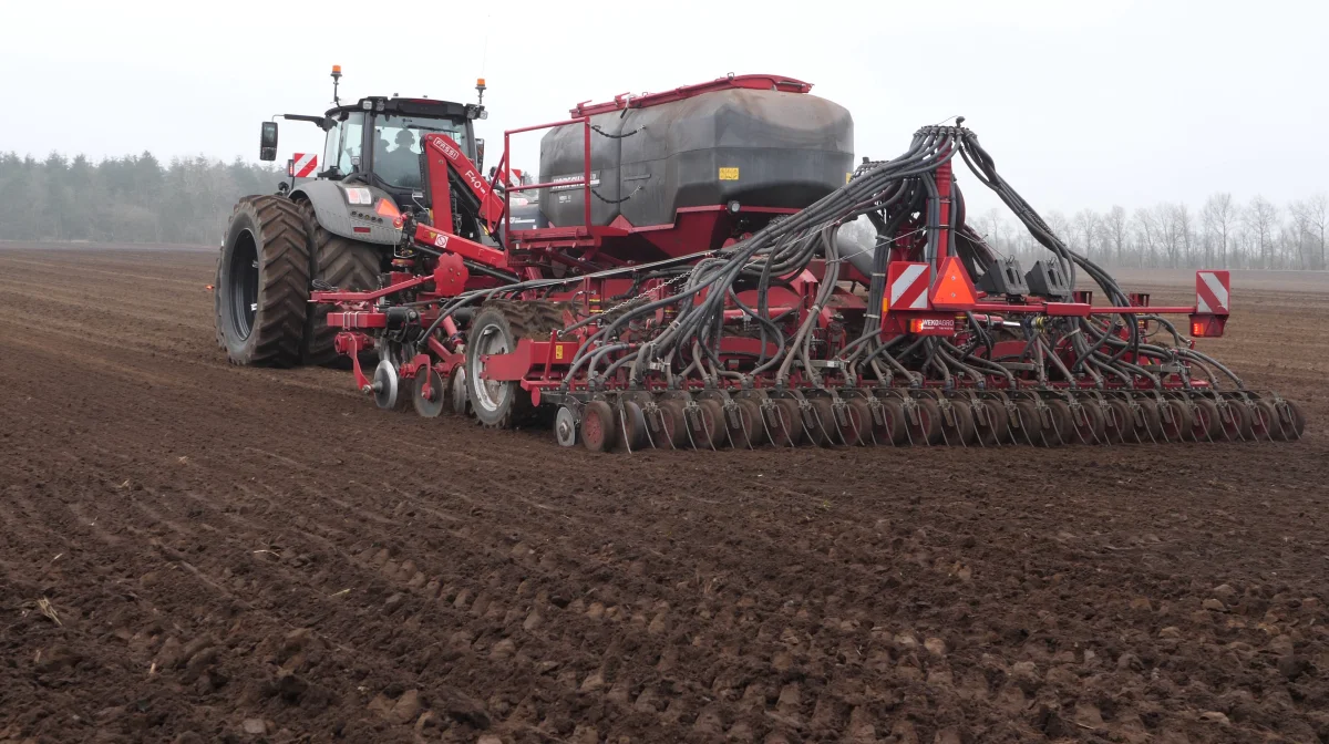 Tirsdag blev der sået havre hos Fruedal Agro. Udbyttet fra marken på 20 hektar skal blive til verdens første klimaneutrale havregryn. Fotos: Seges Innovation/Christian Tegllund