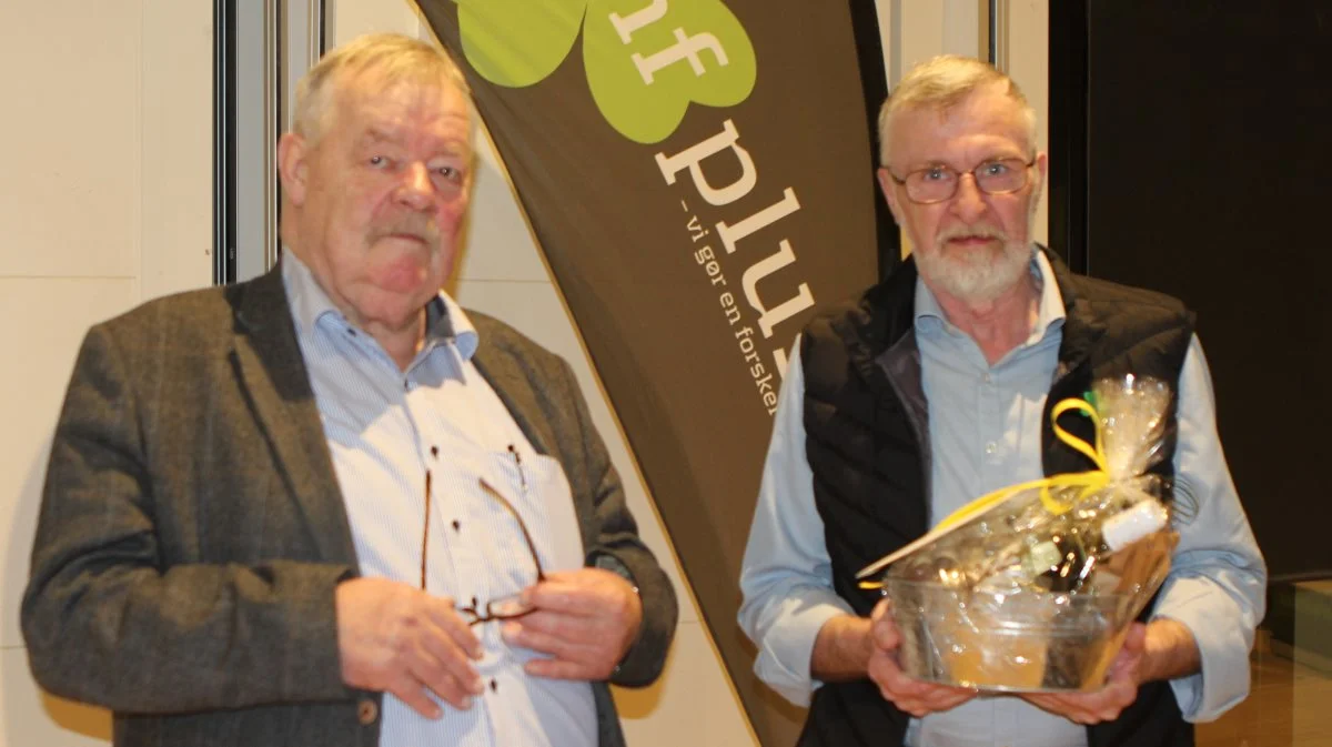 Formanden for Nf Plus, Kurt Jørgensen, var på valg og blev enstemmigt genvalgt. Han ses her sammen med nu tidligere bestyrelsesmedlem Bjarne Frederiksen (th.). - Han har ikke sluppet tøjlerne, men sluppet bestyrelsesarbejdet i Nf Plus efter 36 år, fortalte formanden, da han takkede for det mangeårige arbejde i bestyrelsen.
