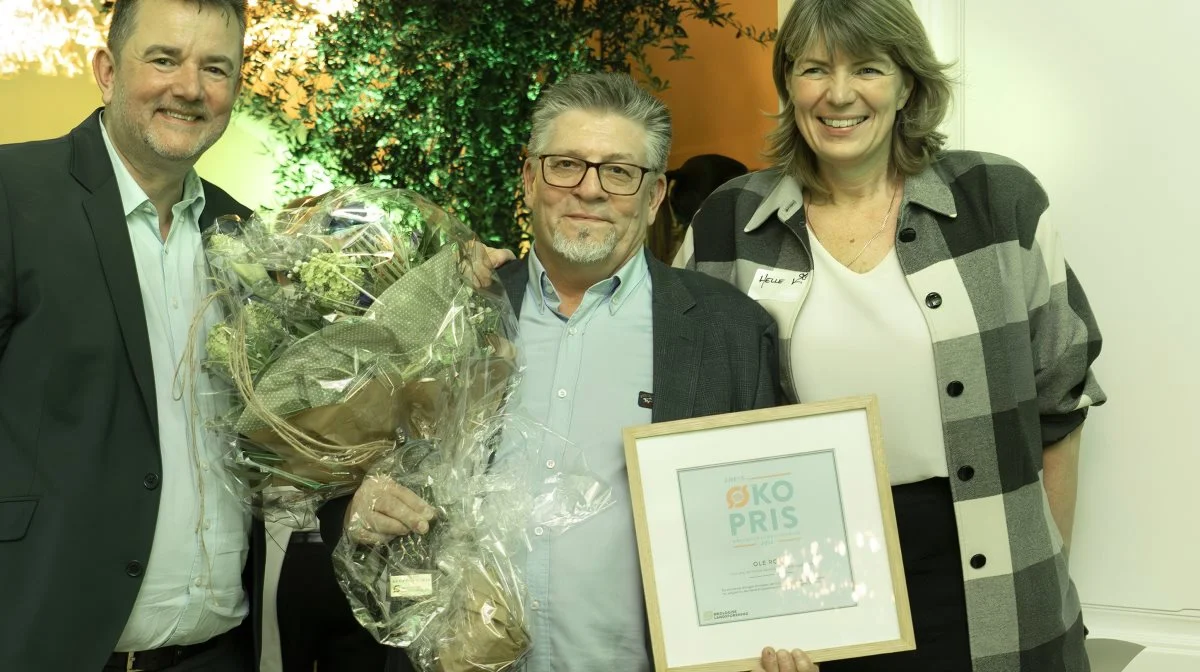 Ole Roed (i midten) fra Fårup Sommerland modtog Årets Økopris 2024 for forlystelsesparkens store arbejde for mere økologi til gæsterne. Her ses han til overrækkelsen sammen med Torben Blok, markedschef foodservice og Helle Borup Friberg, direktør - begge fra Økologisk Landsforening. Foto: Økologisk Landsforening.