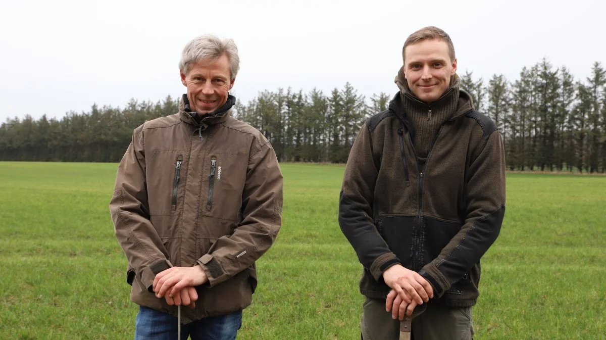 Mælkeproducenterne Frederik (th) og Kjeld Villadsen (tv) dyrker deres jord pløjefrit og er startet på at introducere regenerative principper på bedriften.