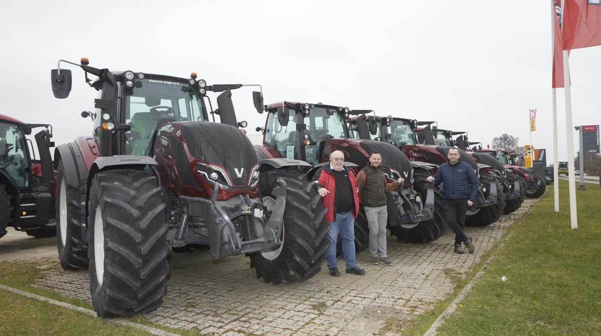 Ved rækken af Valtra-traktorer foran maskinforretningen i Løve fra venstre sælgerne Jørgen Jørgensen og Martin With Olsen samt medindehaver Mads Degn.