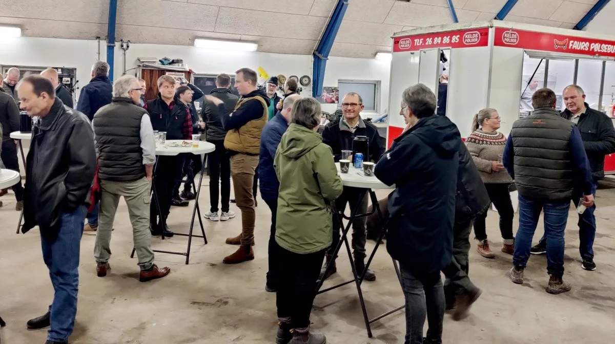 Stemningen var i top hos Fævejle på Djursland, da Agriteam havde inviteret til pølsevognskongres. Fotos: Agriteam