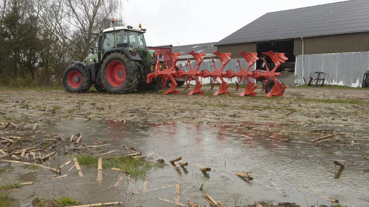 En ny Kuhn risteplov er netop indkøbt, men de næsten 50 millimeter regn lige efter påske har udsat forarbejdet på den midtfynske bedrift i mindst en uge.