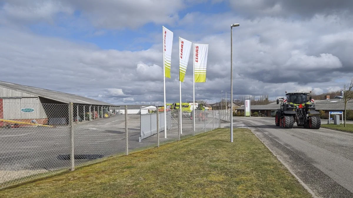 I Vinderup har maskinforretningen i alt 10.000 kvadratmeter på begge sider af vejen i industrikvarteret.