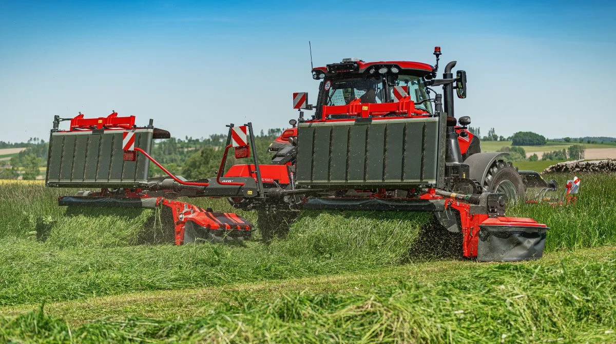 Hos WekoAgro Machinery har man i samarbejde med SIP kørt test på en 10,2 meter skårlægger monteret med både crimper og bånd. I dag er den en del af produktporteføljen, og man melder allerede udsolgt for i år. Foto: WekoAgro Machinery