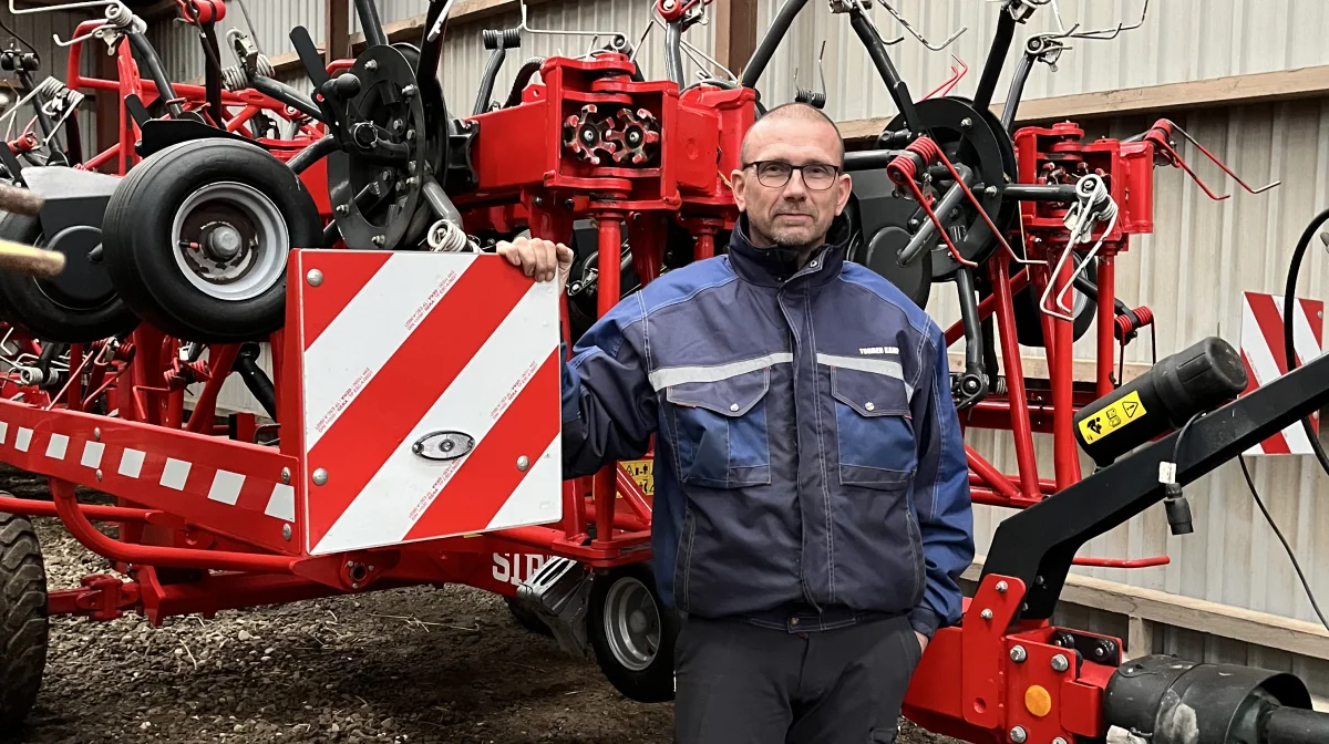 Torben Kamp, der er indehaver af Skamstrup Maskinstation, har en SIP-skårlægger, to SIP-græsspredere og en SIP-græsrive kørende, som alle er købt igennem WekoAgro Machinery. Foto: WekoAgro Machinery