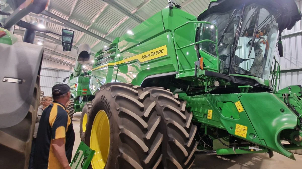 Tæt på alle maskiner er John Deere. De er flot rengjorte og står i lukkede maskinhuse, hvilket er ret usædvanligt i Australien, hvor langt de fleste maskiner står ude i den brændende sol.