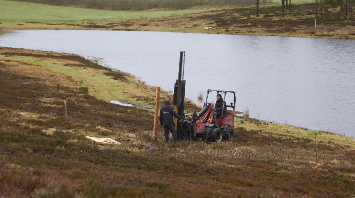 Ved Birkesø i Viborg Kommune skal Agrofence sætte to kilometer hegn og lave otte klaplåger, så gæster stadig kan færdes i området.
