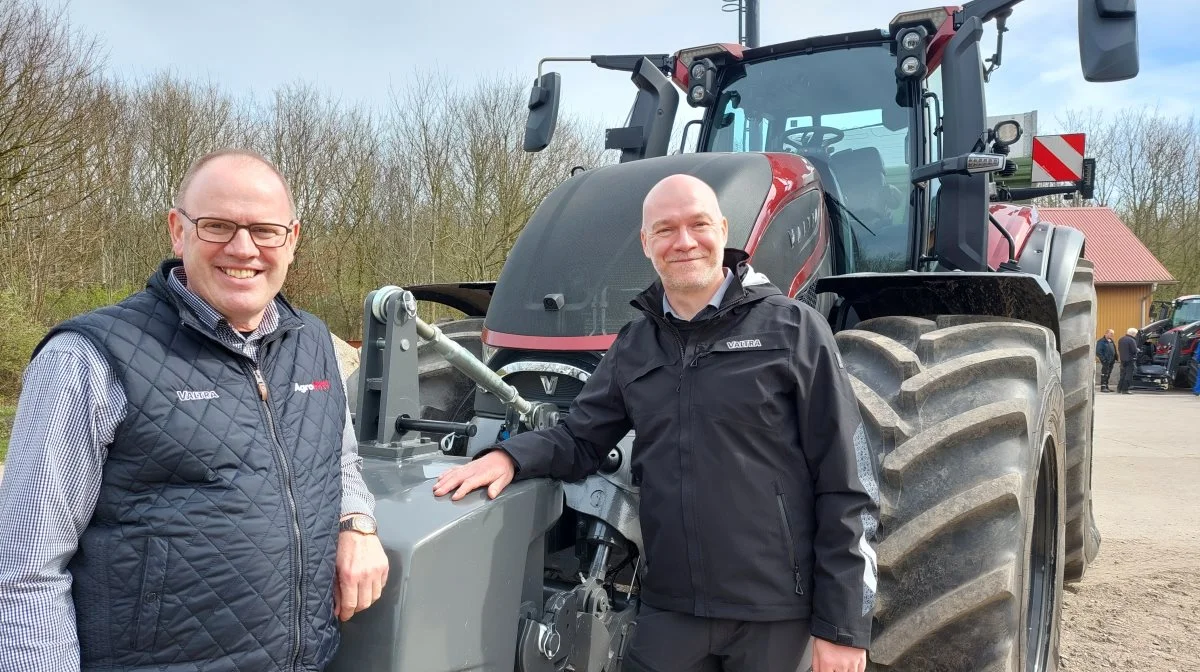 Niels Vestergaard (tv) fra Agrotek og Bent Henneberg (th) fra Valtra viste »The Boss« frem i Sulsted. Fotos: Christian Carus