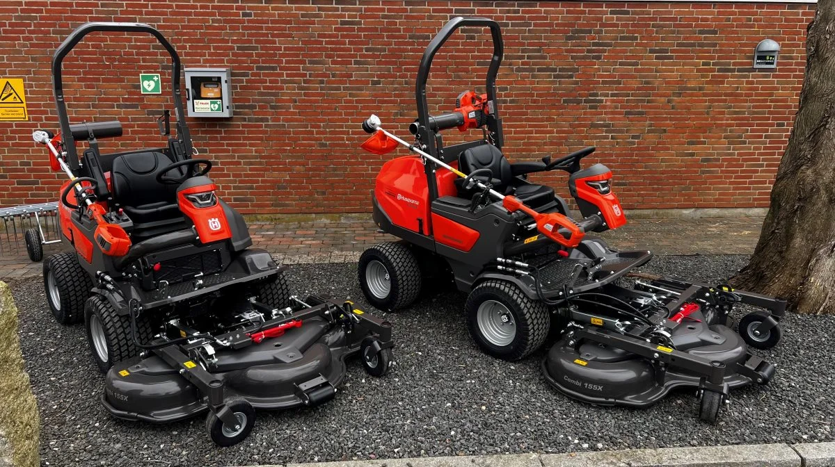 Den grønne afdeling hos MR Skovservice A/S er i år blevet udvidet med flere nye maskiner – blandt andet to nye Husqvarna-græsslåmaskiner. Privatfoto