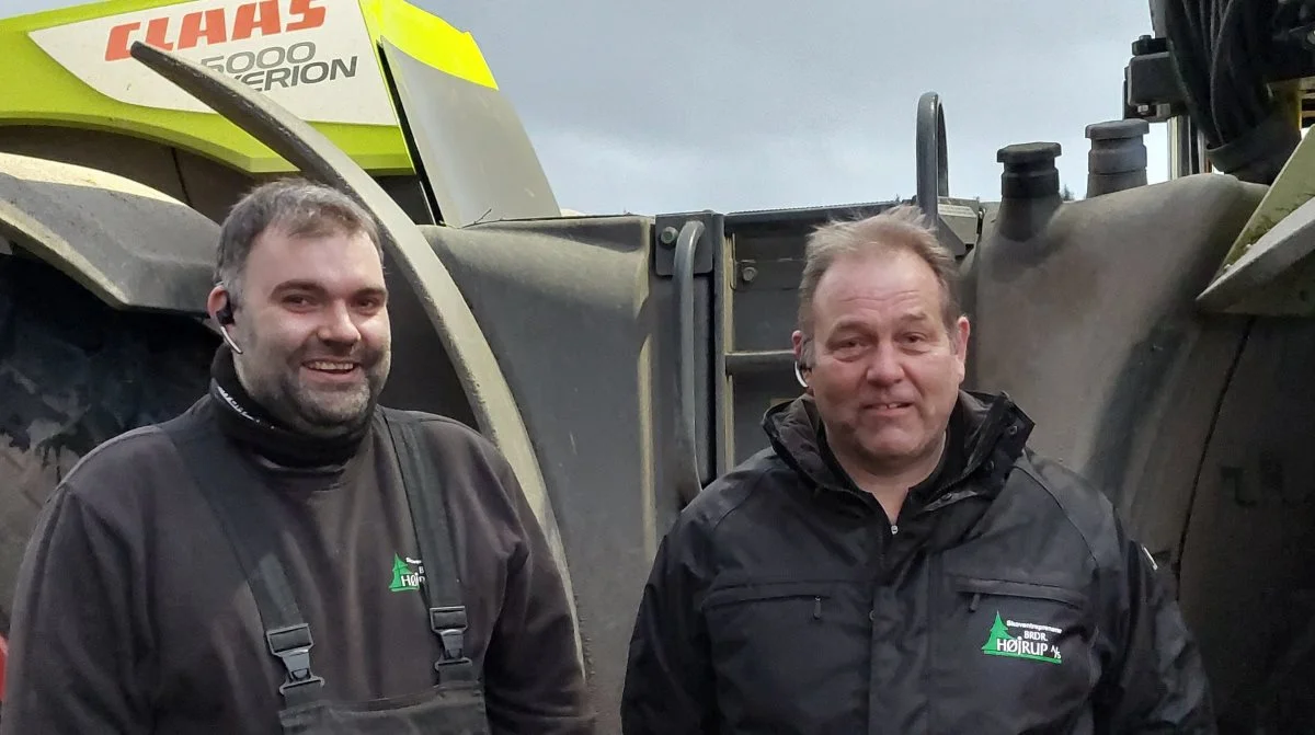 Michael Laursen, maskinfører (tv.), og Keld Højrup, Brdr. Højrup A/S (th.), ved skovarealet nær Jelling, hvor de forleden var i gang med flishuggeren. Fotos: John Ankersen