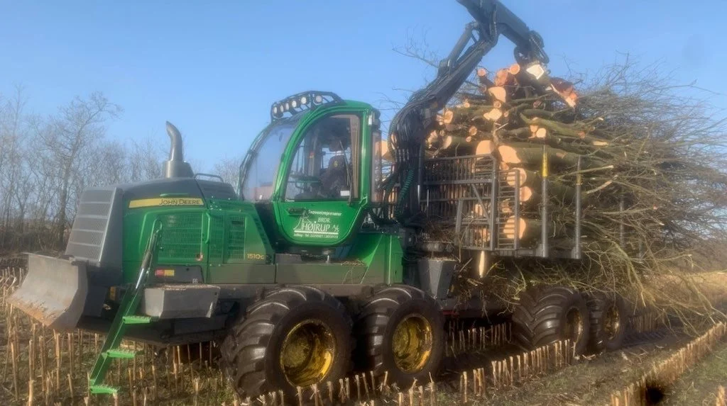 Fældeudkørsel med John Deere 1510G – som er en 2-i-1-maskine, der både kan fælde og udkøre træet – er velegnet til at rydde op omkring ejendomme, i læhegn og mindre skovarealer. Privatfoto