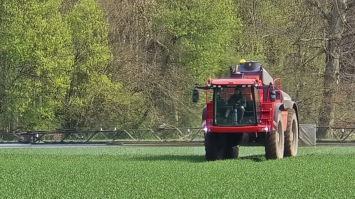 Vejret i går var både til sprøjtning og såning. Men kun i spor kunne der færdes på Giesegaards marker, så der blev kun sprøjtet.