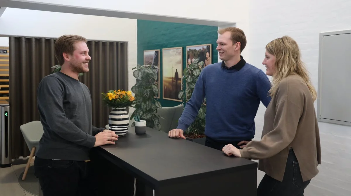 Katrine Haugaard og Mads Vangsgaard Lucassen har længe talt med planteavlsrådgiver Jakob Hundahl Poulsen, Agri Nord (t.v.), om, at de ville købe en gård. Men parret er blevet glædeligt overrasket over den brede vifte af kompetente rådgivere, som de er blevet præsenteret for hos Agri Nord. Rådgivningen har gjort dem mere trygge i deres valg. 