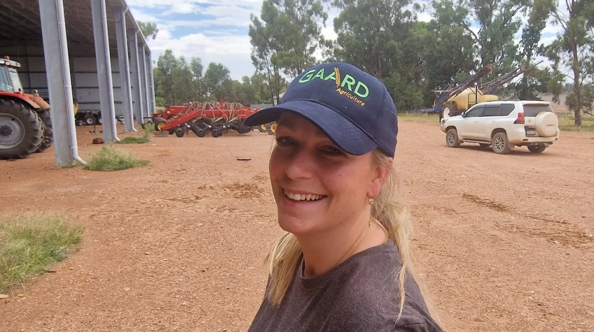 Louise, der kommer fra en gård ved Fredensborg, fik i 2019 af en veninde anbefalet Christian som et godt parti. Nu har de sammen en maskinstation og landbruget "Gaard Agriculture" - som det står på Louises cap.