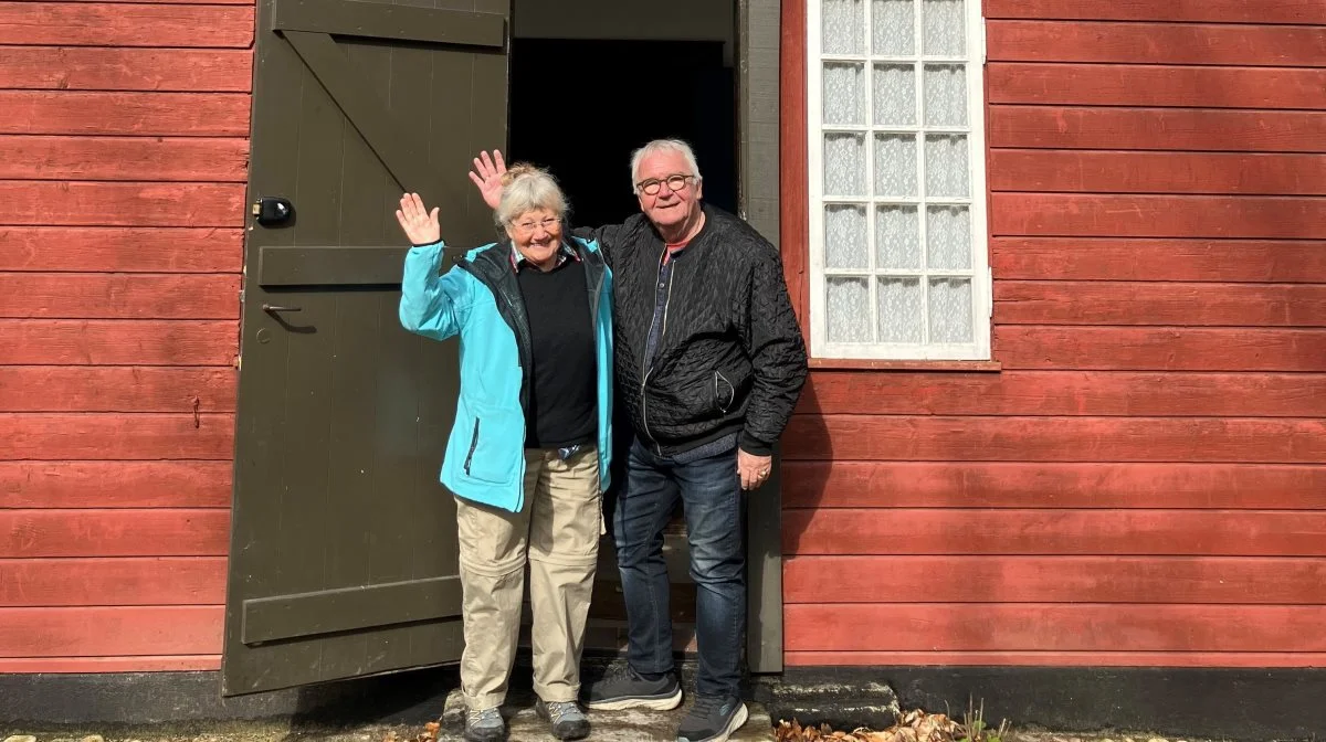 Geert og Hanne er nogle af de frivillige, der mødes hver onsdag for at passe Skovarbejderhuset i Lunden. Nu søger Gammel Estrup flere, der vil være med i arbejdet i og omkring det historiske hus i skoven. Foto: Gammel Estrup Danmarks Herregårdsmuseum