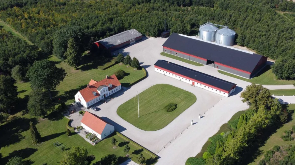 Herregården Hømgaarden uden for Ringsted har næsten 400 hektar god landbrugsjord, men også skovareal, som det fremgår af billedet. Selve gården ligger lige midt i det samlede ejede areal. Foto: Nybolig Landbrug Berg Risager
