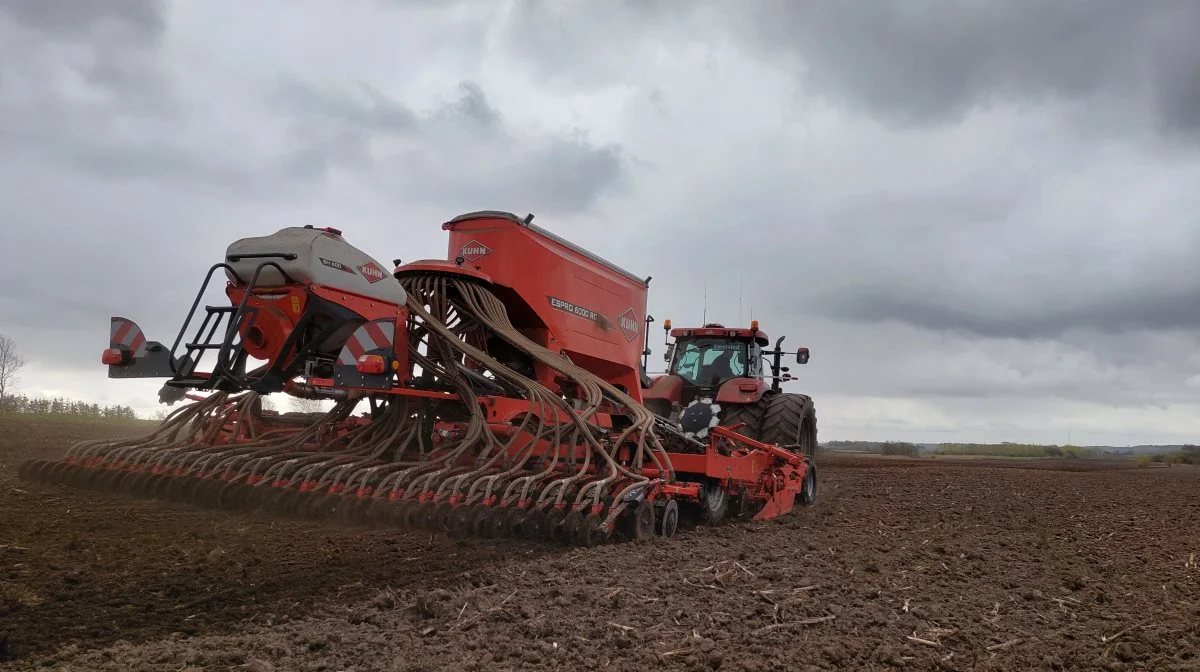 Skyerne truede tirsdag over marken nord for Brønderslev, men langt om længe er såmaskinen endelig kommet igang. Fotos: Christian Carus