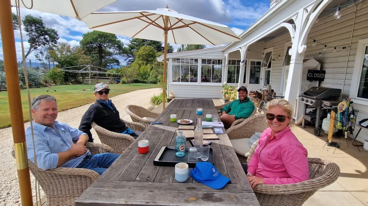 Effektivt Landbrugs udsendte møder Margit og Henry på farmens terrasse sammen med deres frøavlskonsulenter fra DLF Seed Martin Toohey and Rohan Wardle.